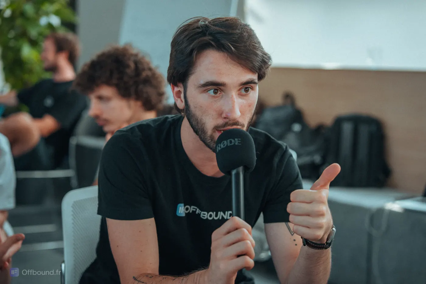 Valentin Thomy au micro pendant le Mastermind Offbound